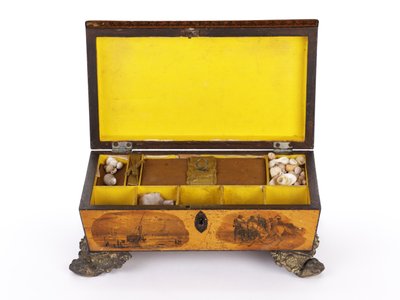 Arbejdsboks, ca. 1830 (lakeret og transfertrykt hestekastanje, foret med papir og manilapapir, med pressede metaltilbehør) af English School